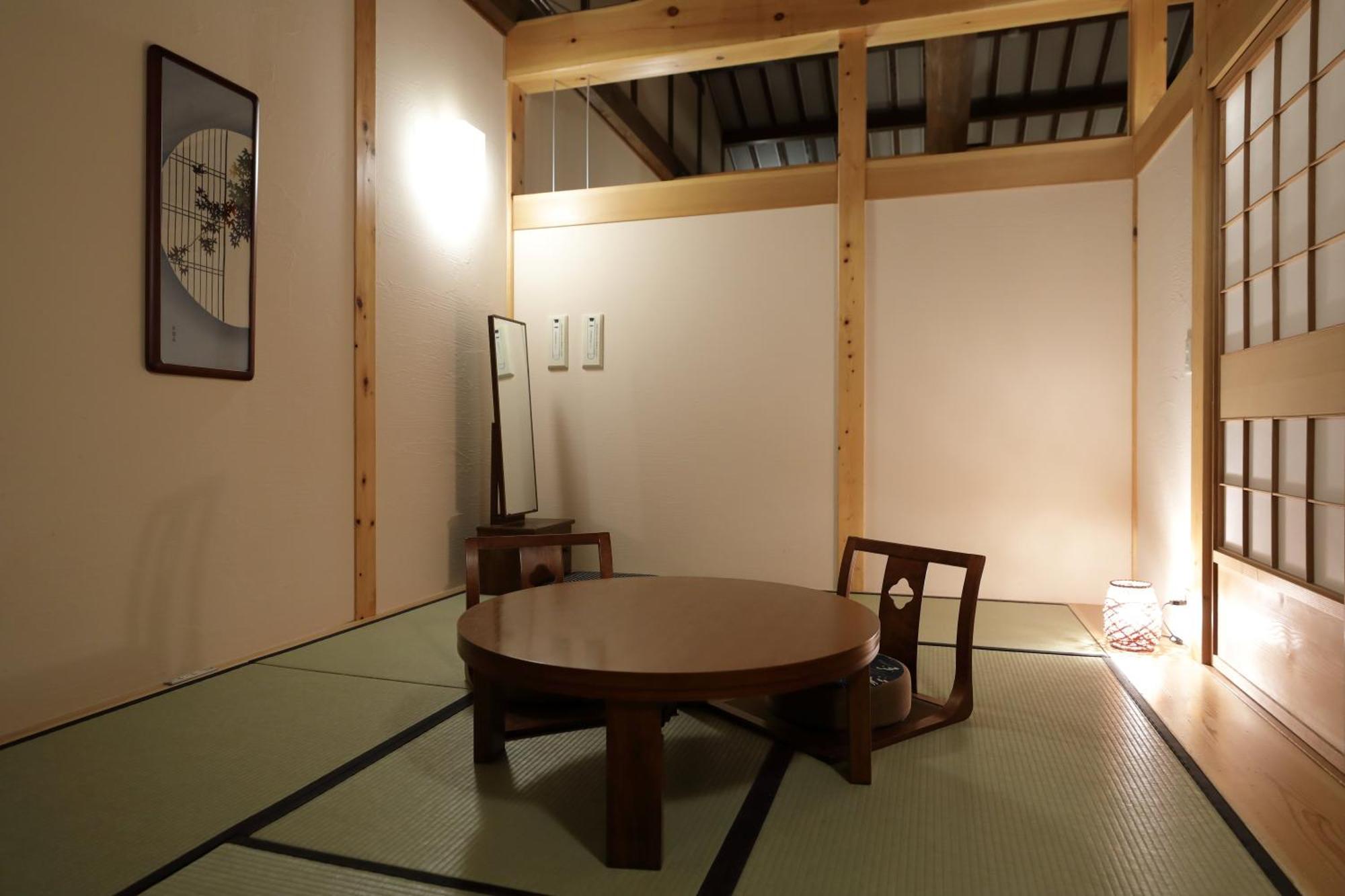 Miyama Ouan Kyoritsu Resort Takayama  Esterno foto A traditional Japanese room with a table and a chair