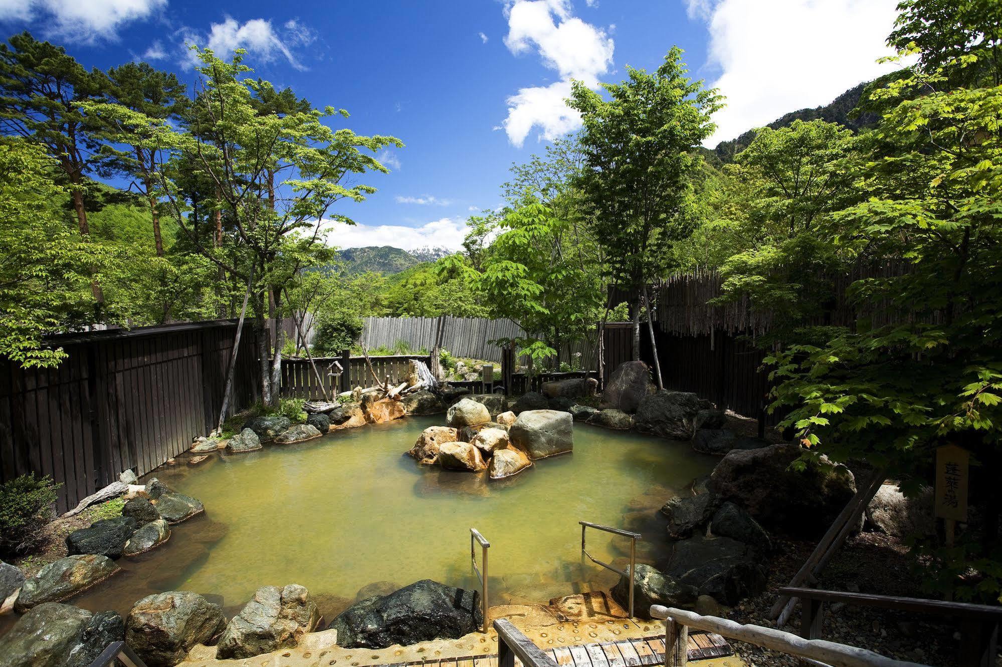 Miyama Ouan Kyoritsu Resort Takayama  Esterno foto A hot spring in Japan