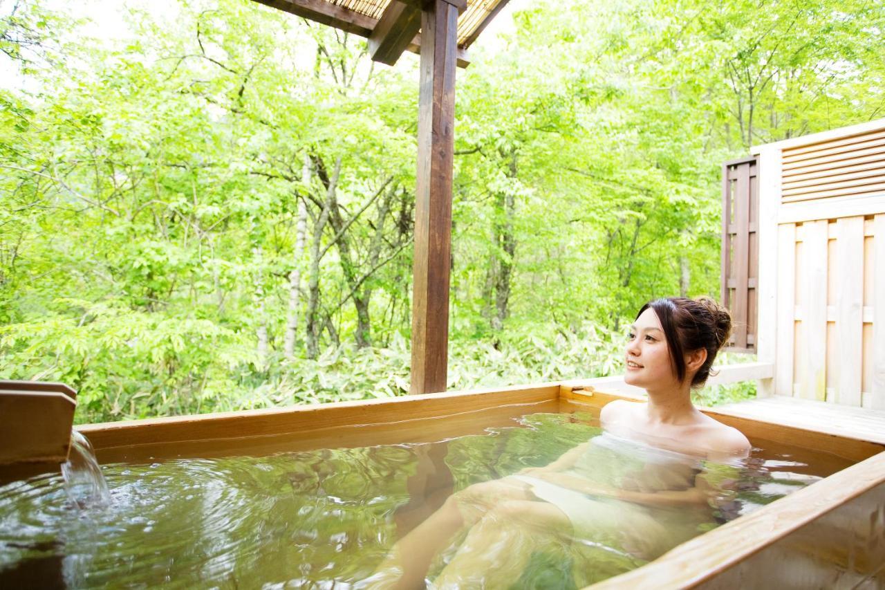 Miyama Ouan Kyoritsu Resort Takayama  Esterno foto A woman bathing in a hot spring