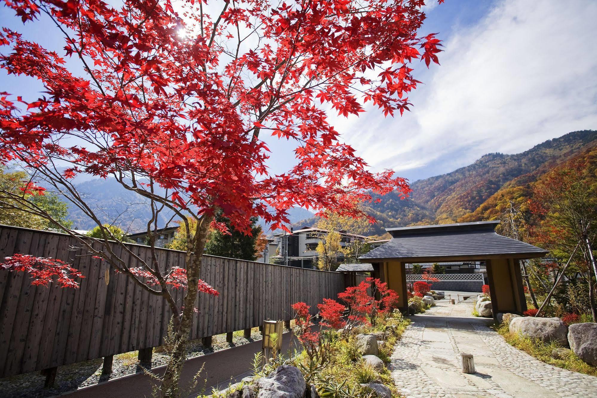 Miyama Ouan Kyoritsu Resort Takayama  Esterno foto Autumn colours at the hot spring resort of Ōwakudani